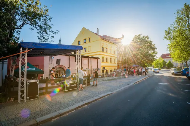 CAFE44 a stánek před podnikem, 2023