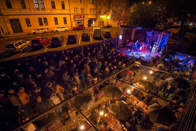 Koncert Laco Deczi před CAFE44, 2023