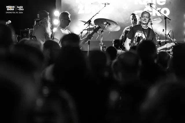 Koncert Mňága a Žďorp, černobílá fotografie