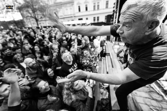 Koncert Mňága a Žďorp, černobílá fotografie